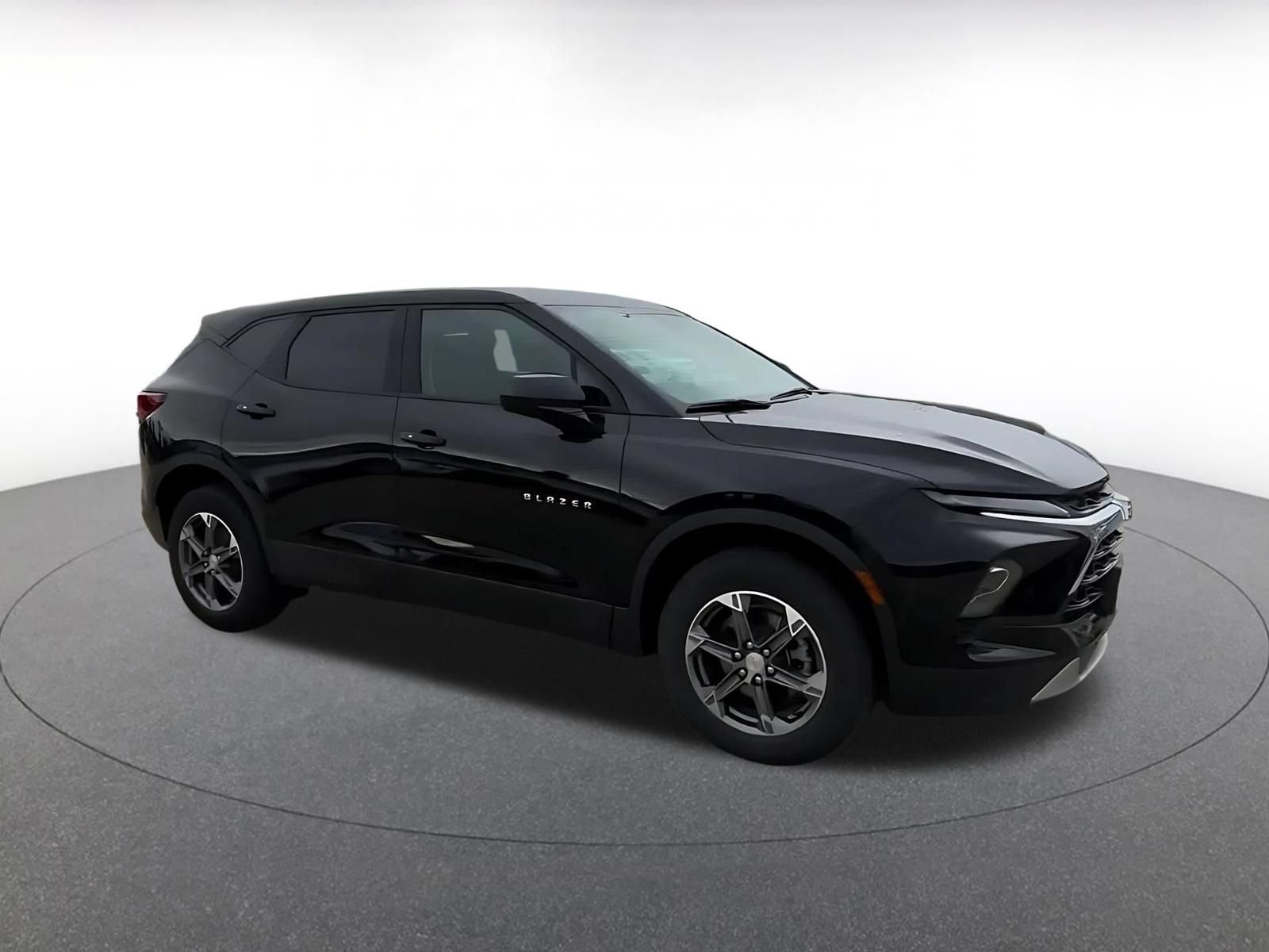Used 2025 Chevrolet Blazer LT FWD image 2