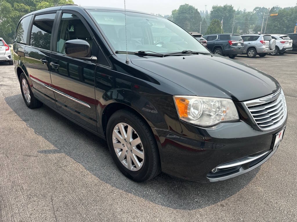 Used 2014 Chrysler Town & Country Touring FWD image 5
