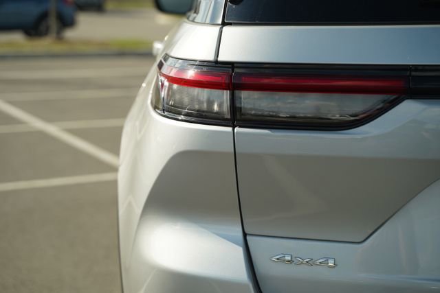 Used 2024 Jeep Grand Cherokee Laredo X image 40