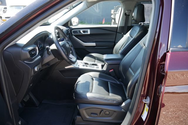 Used 2022 Ford Explorer XLT w/ Equipment Group 202A AWD/4WD image 2