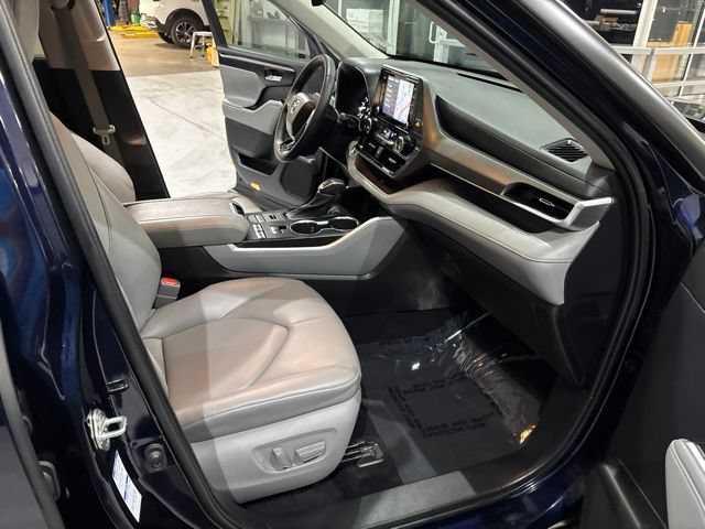 Used 2020 Toyota Highlander XLE AWD/4WD image 30