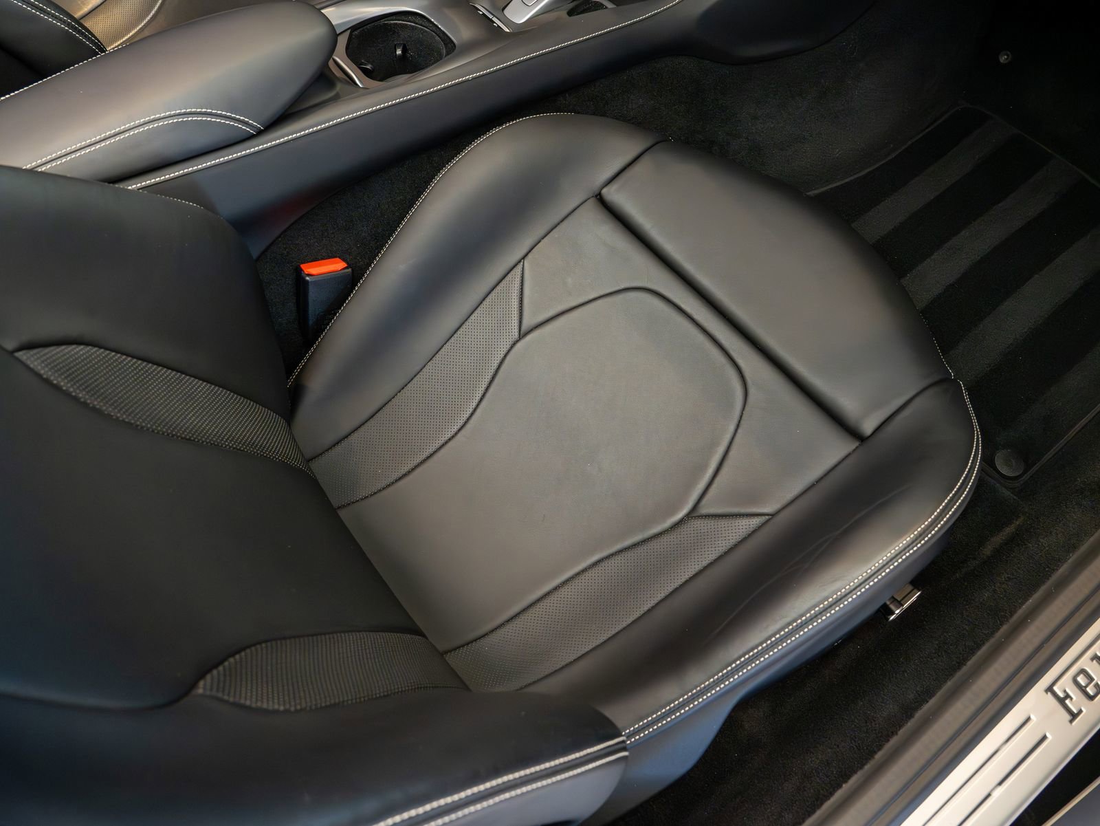 Used 2019 Ferrari Portofino RWD image 22