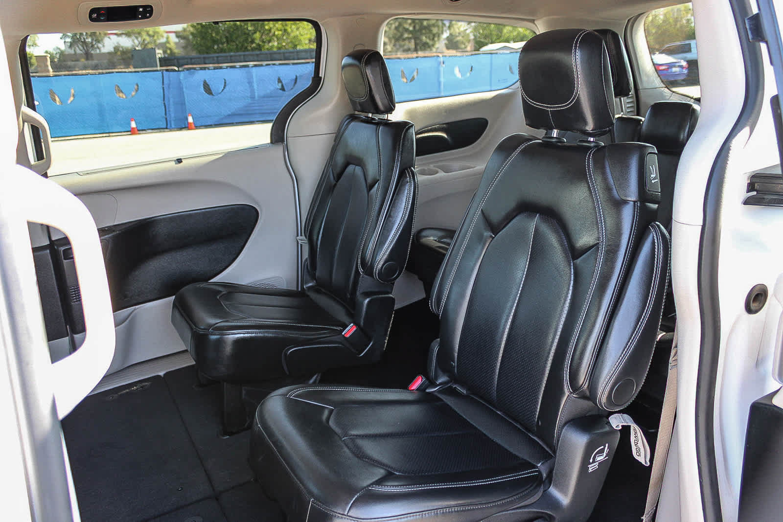 Used 2024 Chrysler Pacifica Touring-L FWD image 18