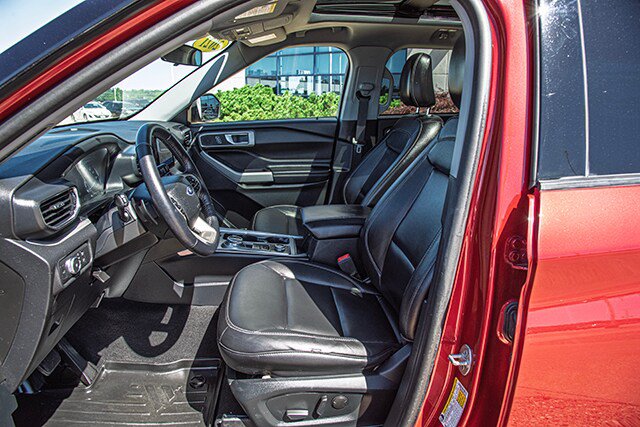 Used 2021 Ford Explorer XLT w/ Equipment Group 202A AWD/4WD image 16