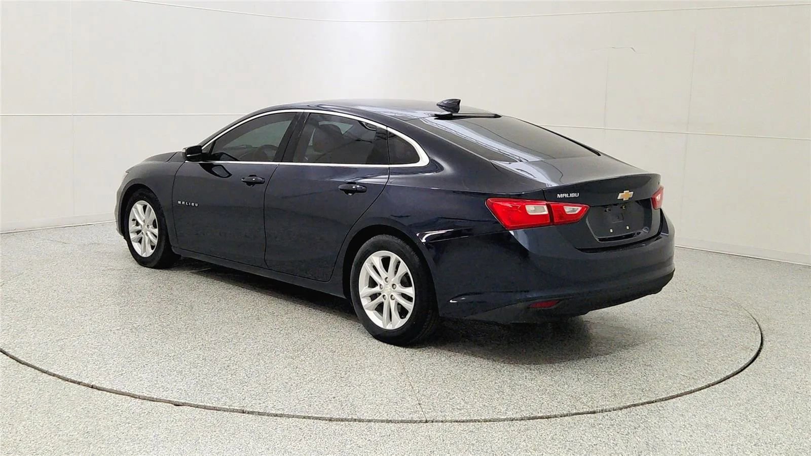 Used 2018 Chevrolet Malibu Hybrid w/ Driver Confidence Package image 5