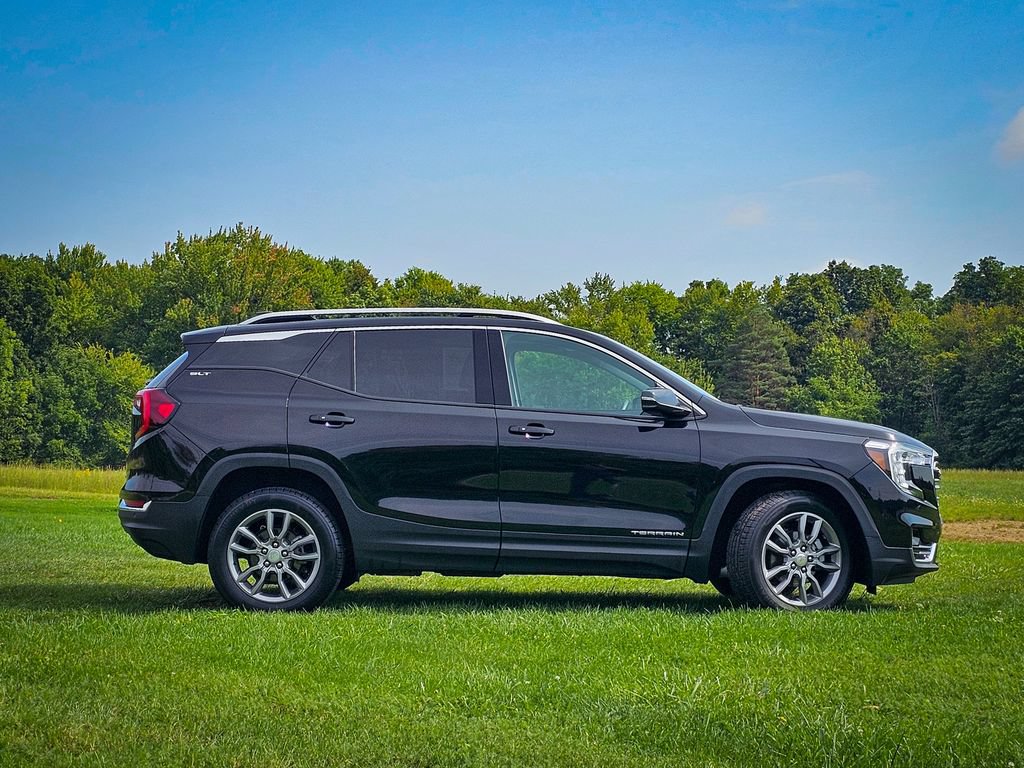 Used 2022 GMC Terrain SLT w/ Infotainment Package II AWD/4WD image 2