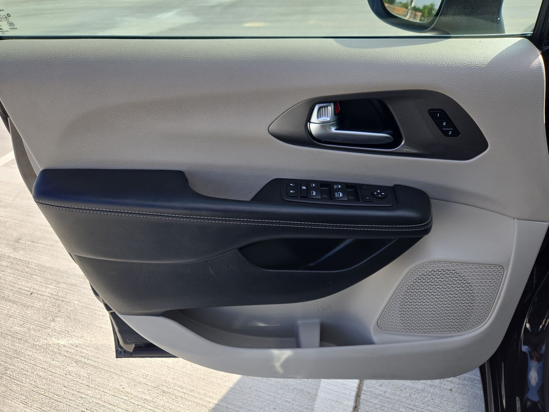 Used 2023 Chrysler Pacifica Touring-L FWD image 14