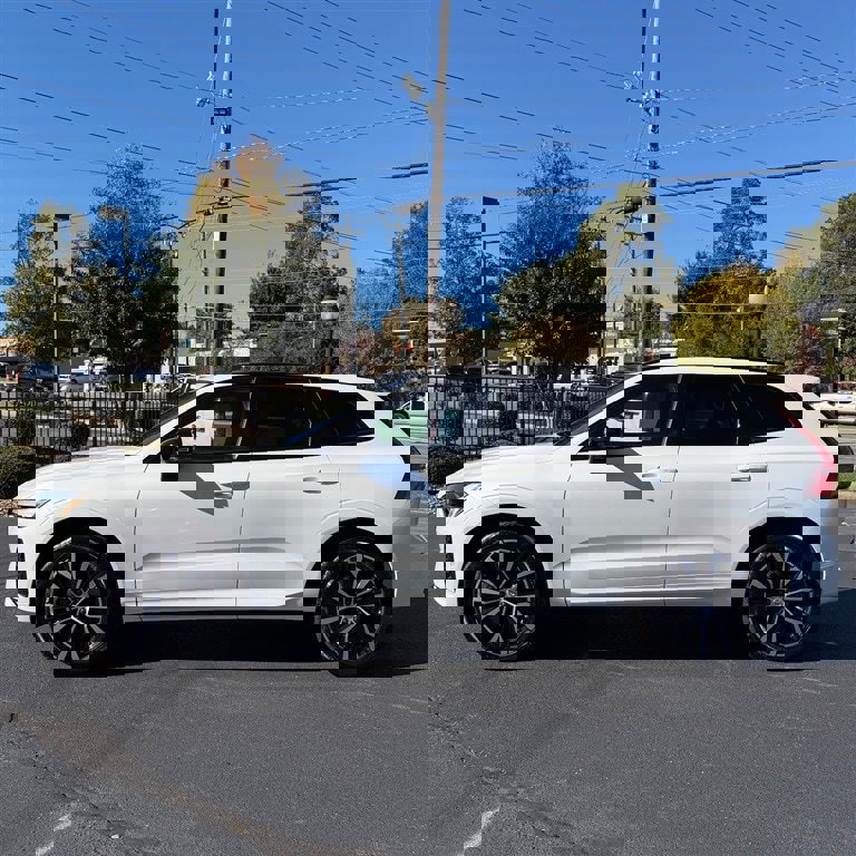 Used 2024 Volvo XC60 B5 Plus w/ Climate Package image 4