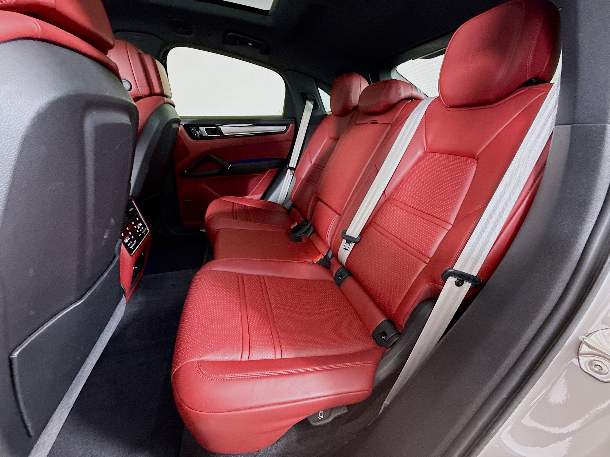 Used 2023 Porsche Cayenne Platinum Edition image 23