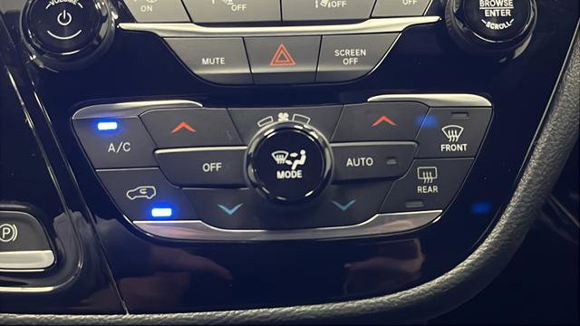 Used 2024 Chrysler Pacifica Limited FWD image 17