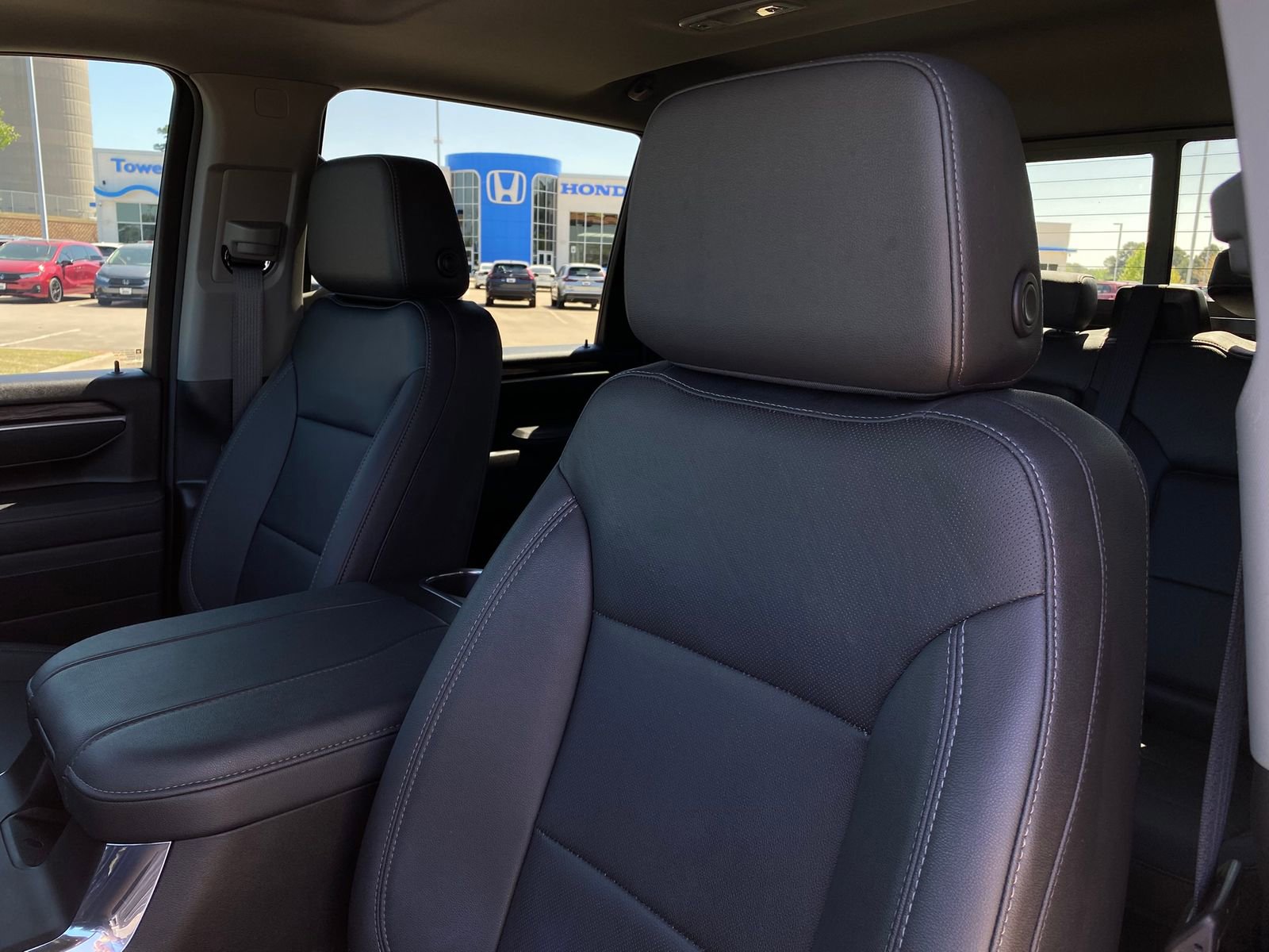 Used 2025 Chevrolet Silverado 2500 LTZ w/ LTZ Plus Package image 13