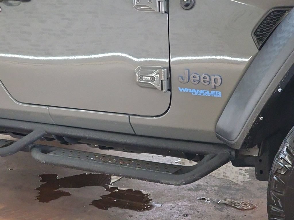 Used 2022 Jeep Wrangler Unlimited Rubicon 4xe AWD/4WD image 9