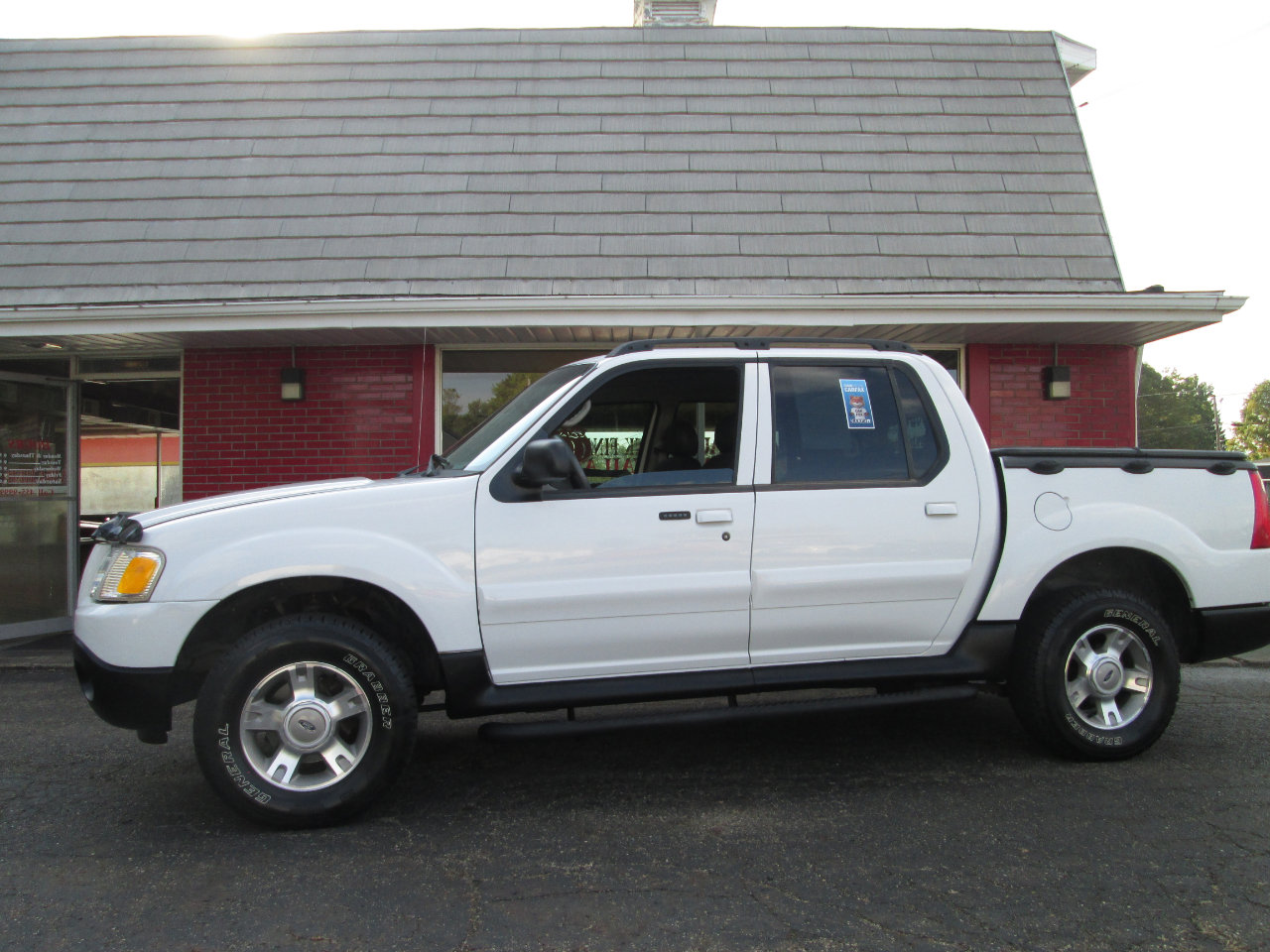Used 2003 Ford Explorer Sport Trac XLT image 2