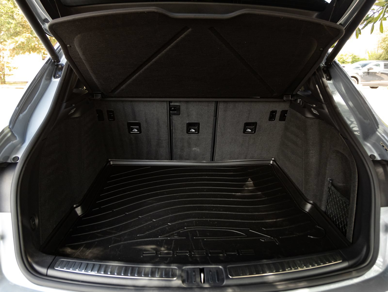 Certified 2024 Porsche Macan AWD/4WD image 29