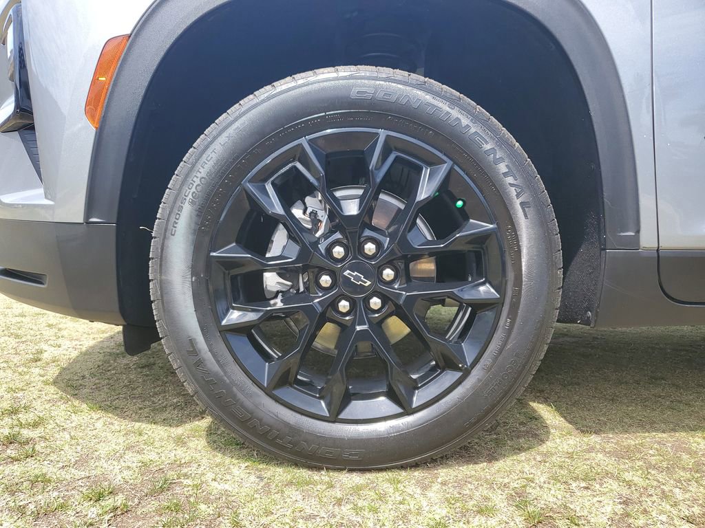 Used 2025 Chevrolet Traverse LT w/ Midnight/Sport Edition image 7