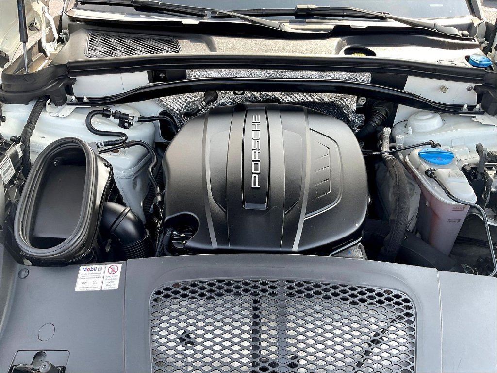 Used 2018 Porsche Macan AWD/4WD image 28