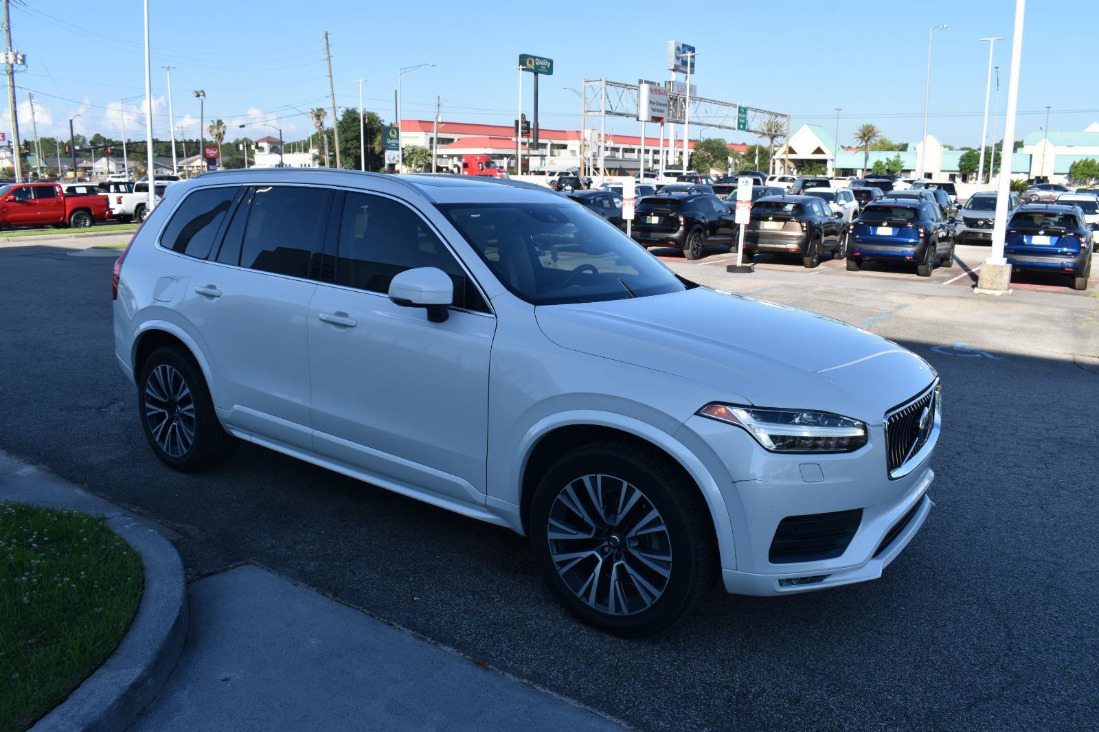 Used 2021 Volvo XC90 T5 Momentum w/ Protection Package Premier FWD image 17