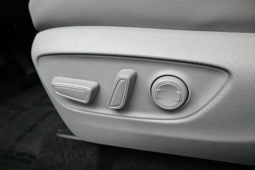 Used 2026 Toyota Highlander XLE AWD/4WD image 13