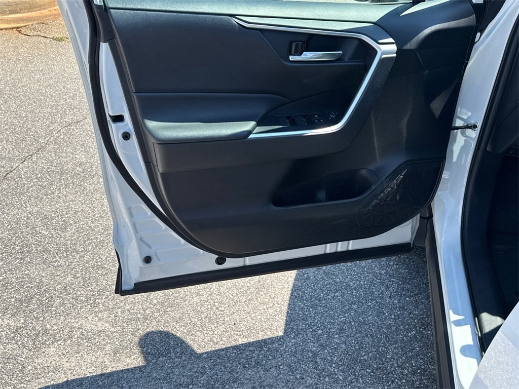 Used 2022 Toyota RAV4 XLE image 10
