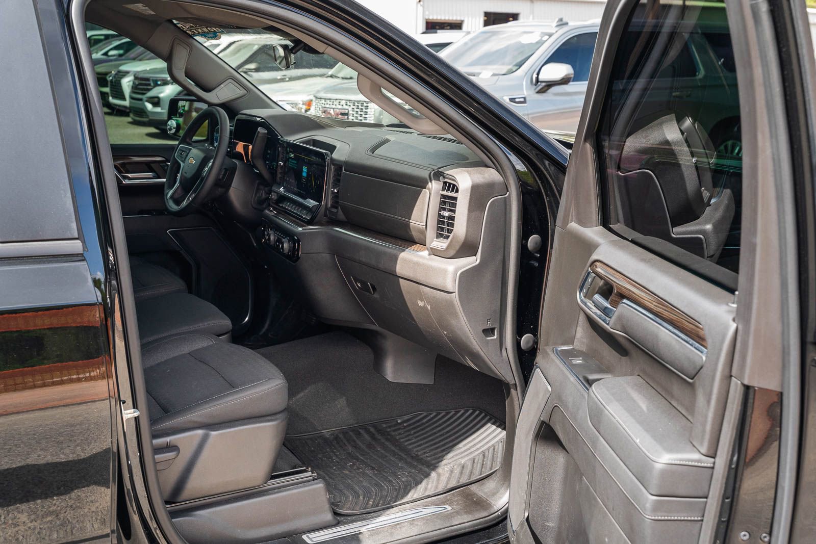 Used 2023 Chevrolet Silverado 1500 LT AWD/4WD image 12