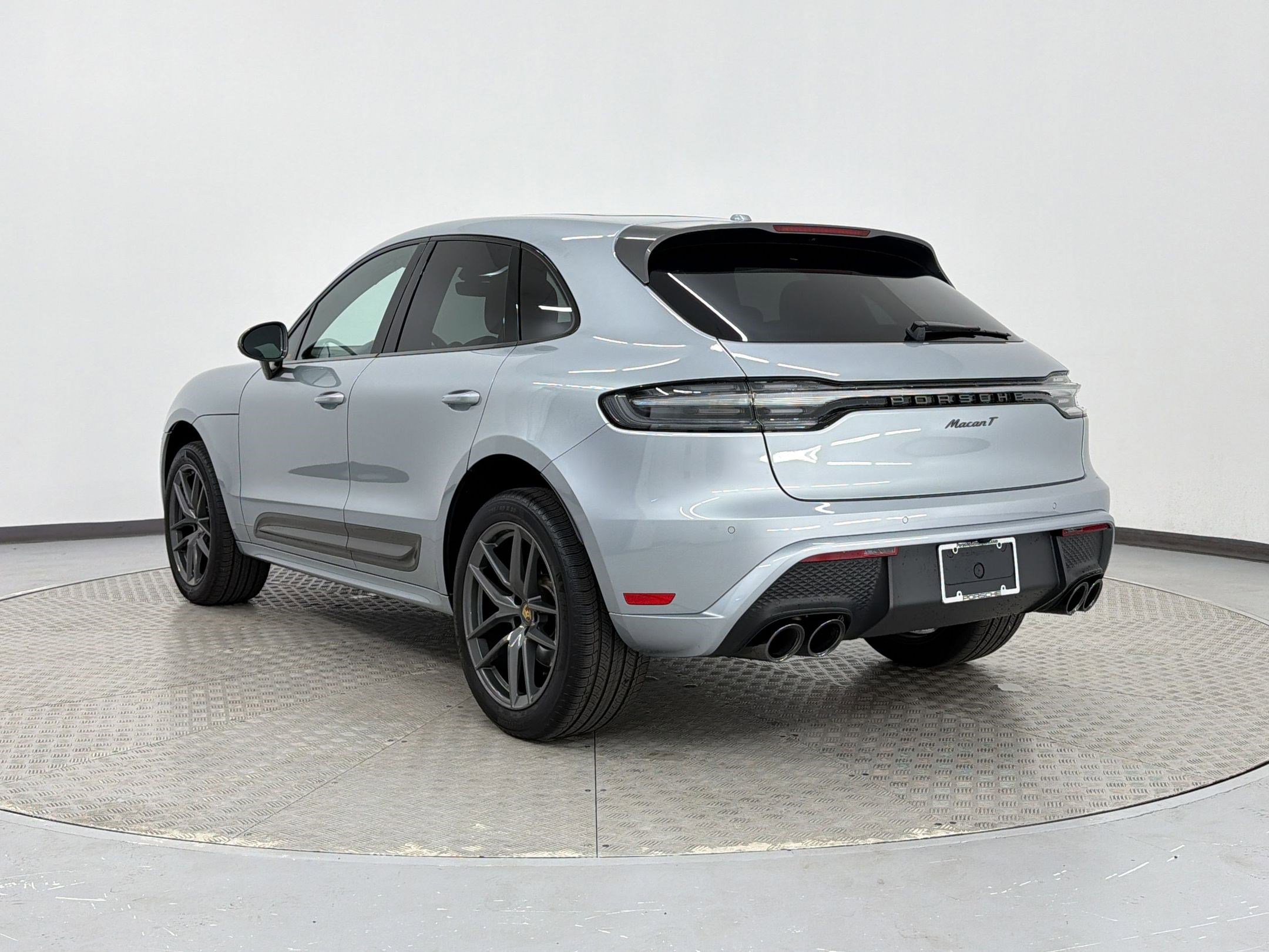 Used 2025 Porsche Macan AWD/4WD image 3