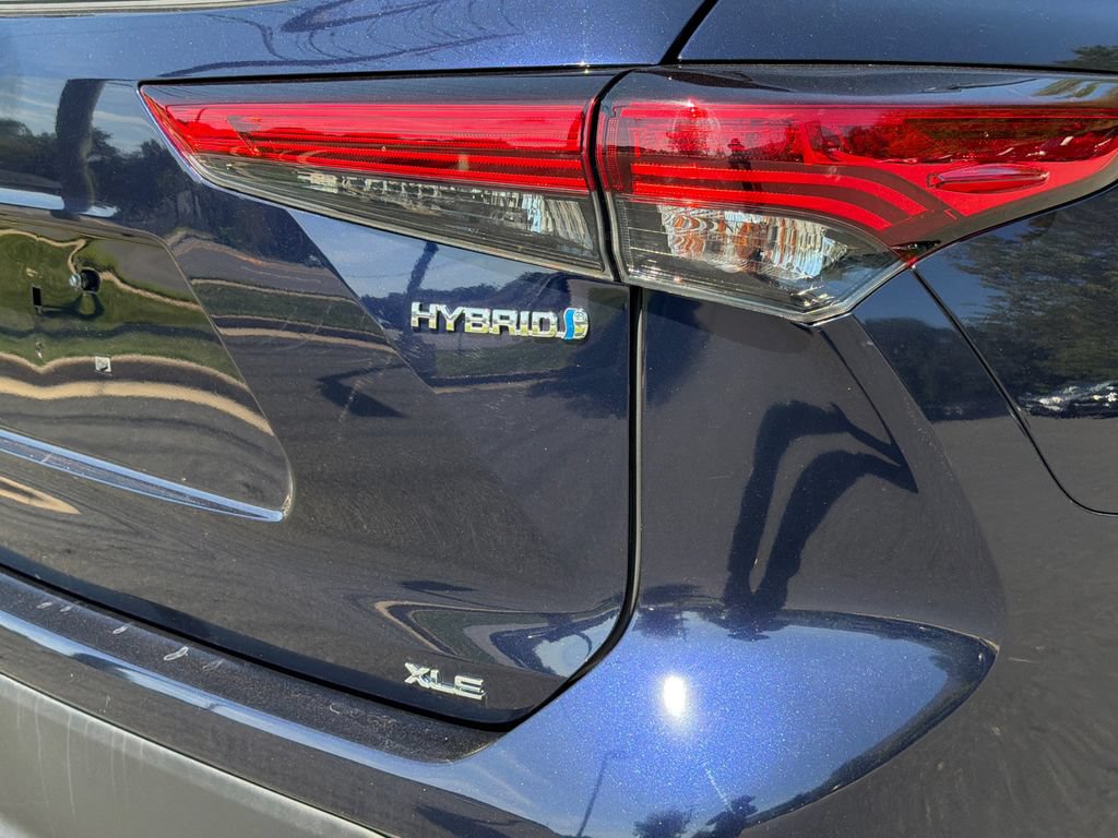 Used 2022 Toyota Highlander XLE AWD/4WD image 6