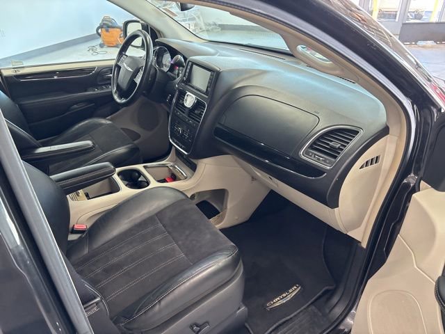 Used 2014 Chrysler Town & Country Touring-L FWD image 21