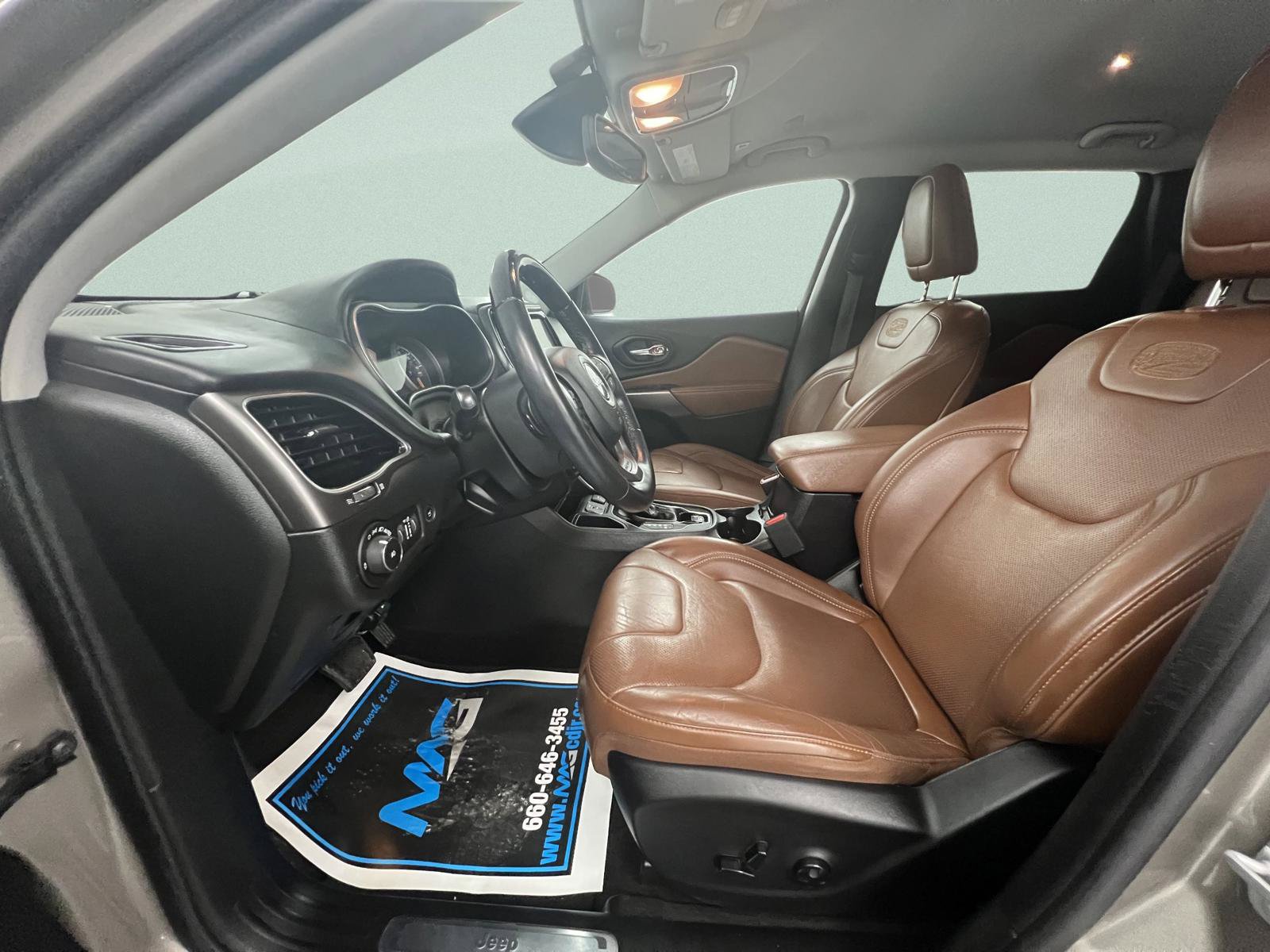 Used 2019 Jeep Cherokee Overland w/ Technology Group FWD image 13