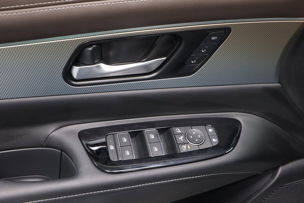 Certified 2025 Nissan Murano Platinum w/ Cargo Package image 25