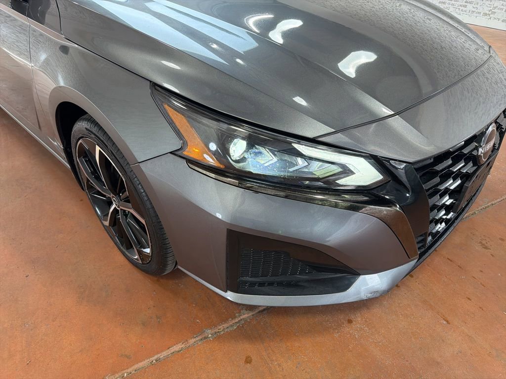 Used 2023 Nissan Altima 2.5 SR w/ SR Premium Package image 9