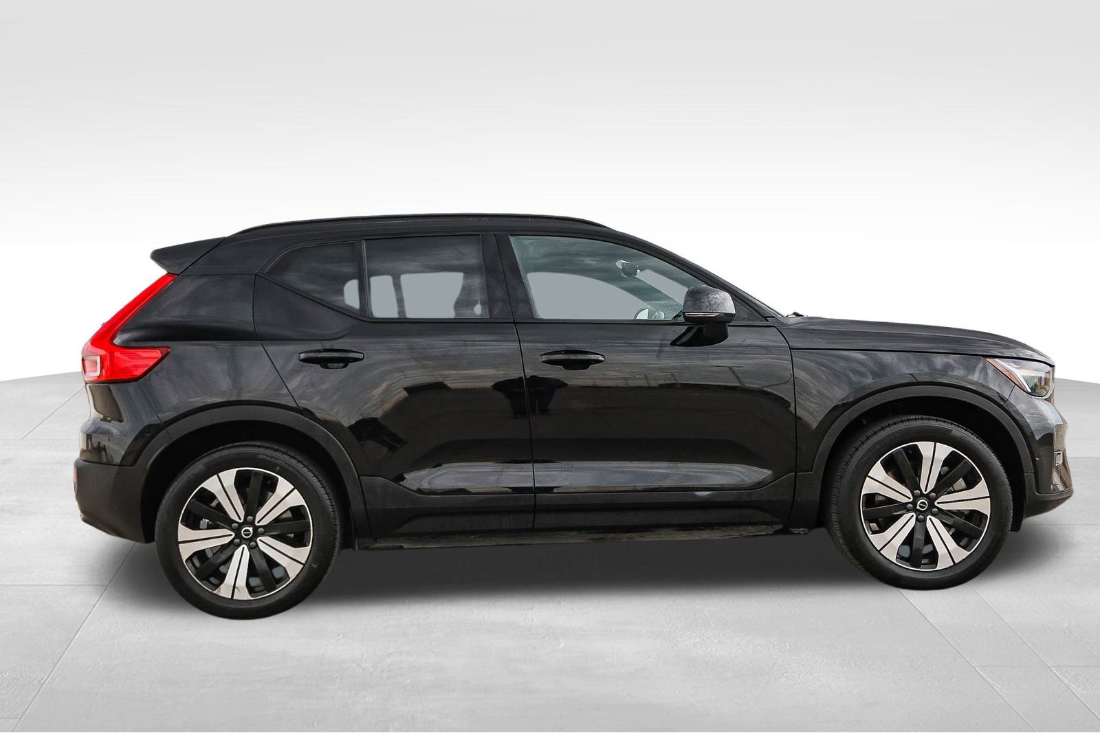 Used 2023 Volvo XC40 Recharge Plus image 4