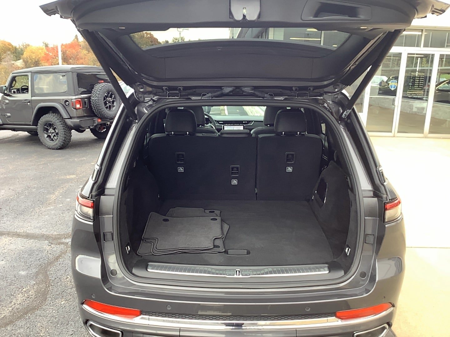 Used 2024 Jeep Grand Cherokee Overland AWD/4WD image 6