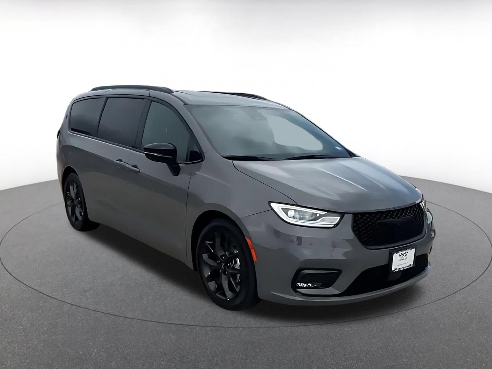 Used 2025 Chrysler Pacifica Limited FWD image 2