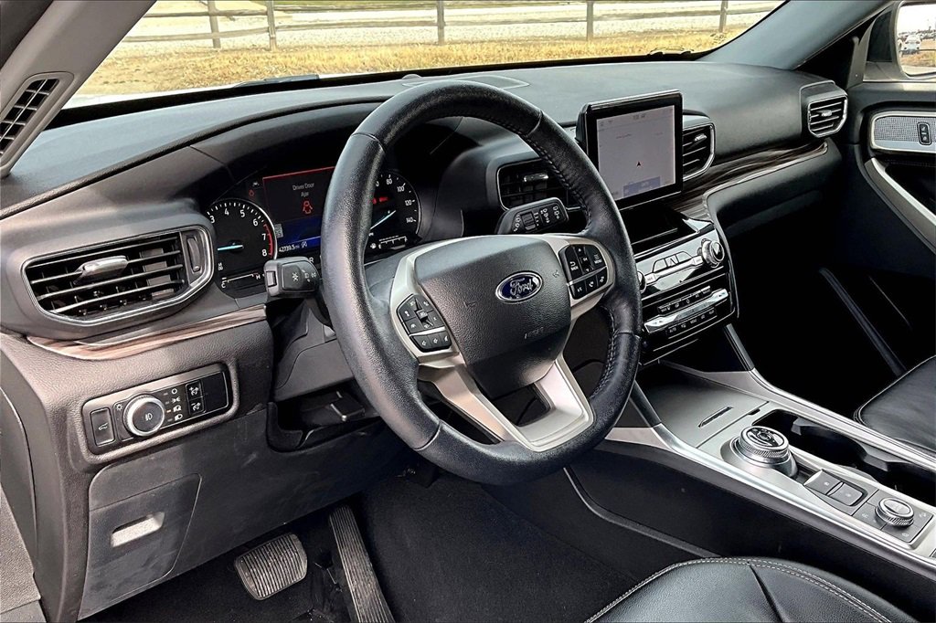 Used 2023 Ford Explorer Limited image 12