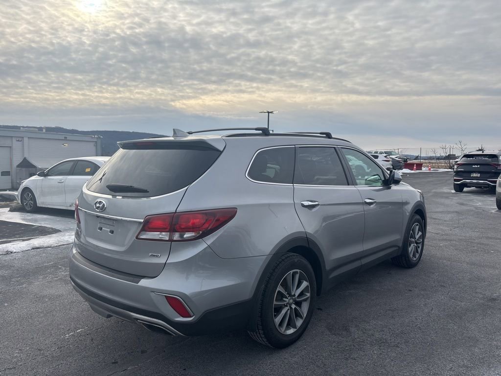 Used 2017 Hyundai Santa Fe SE image 2