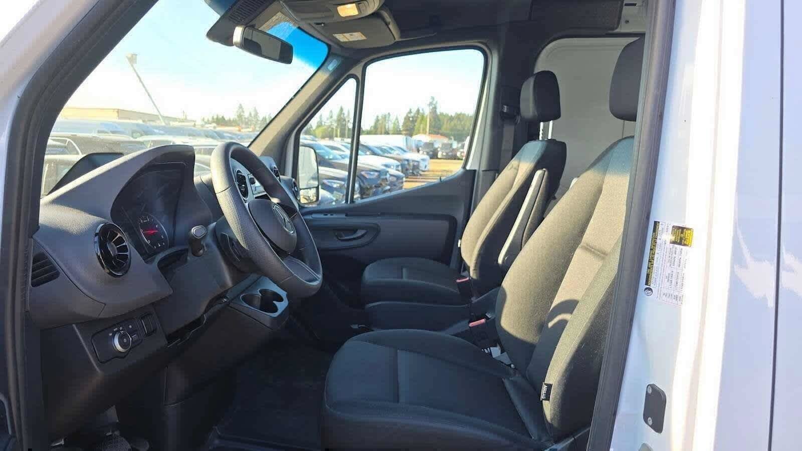 Used 2025 Mercedes-Benz Sprinter 2500 image 21