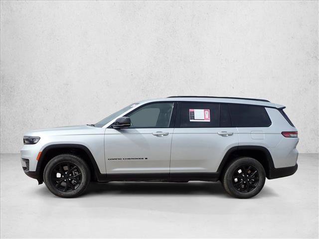 Used 2024 Jeep Grand Cherokee L Laredo image 2
