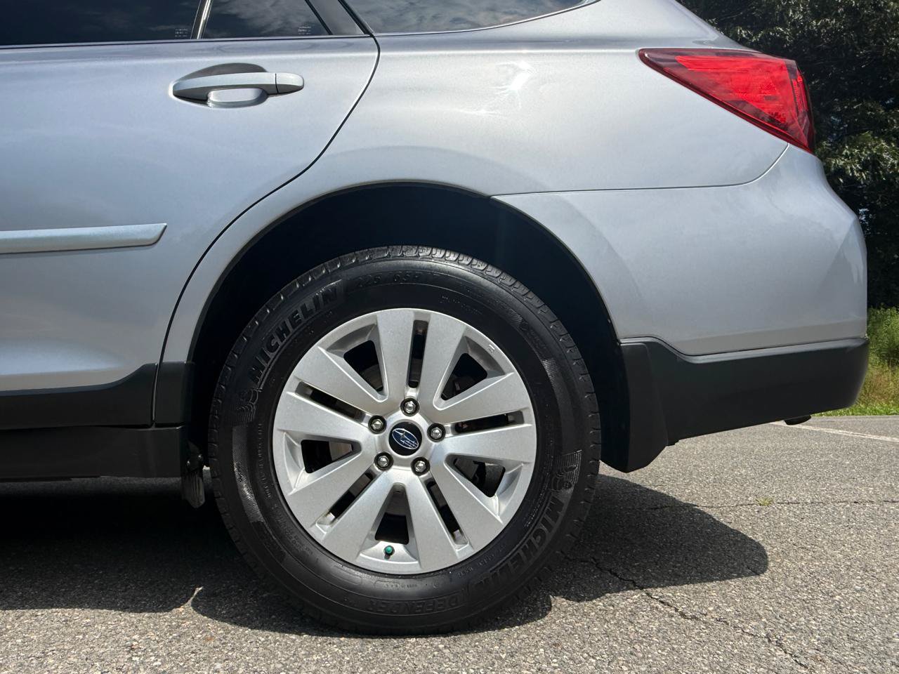 Used 2016 Subaru Outback 2.5i Premium AWD/4WD image 8