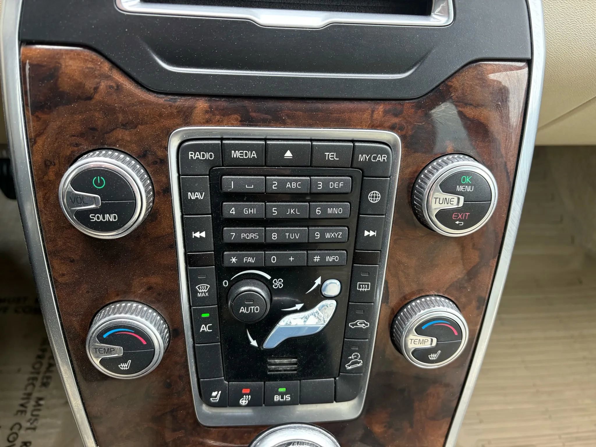 Used 2015 Volvo XC70 3.2 Premier image 18