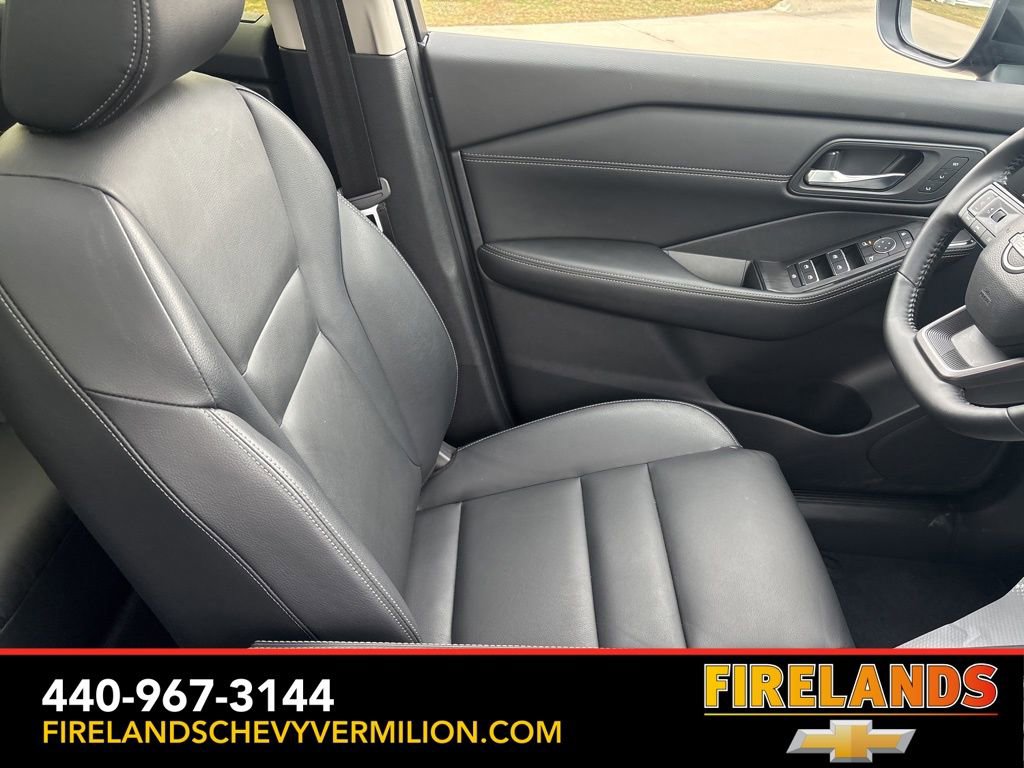 Used 2025 Nissan Rogue SL w/ Tech Package image 37