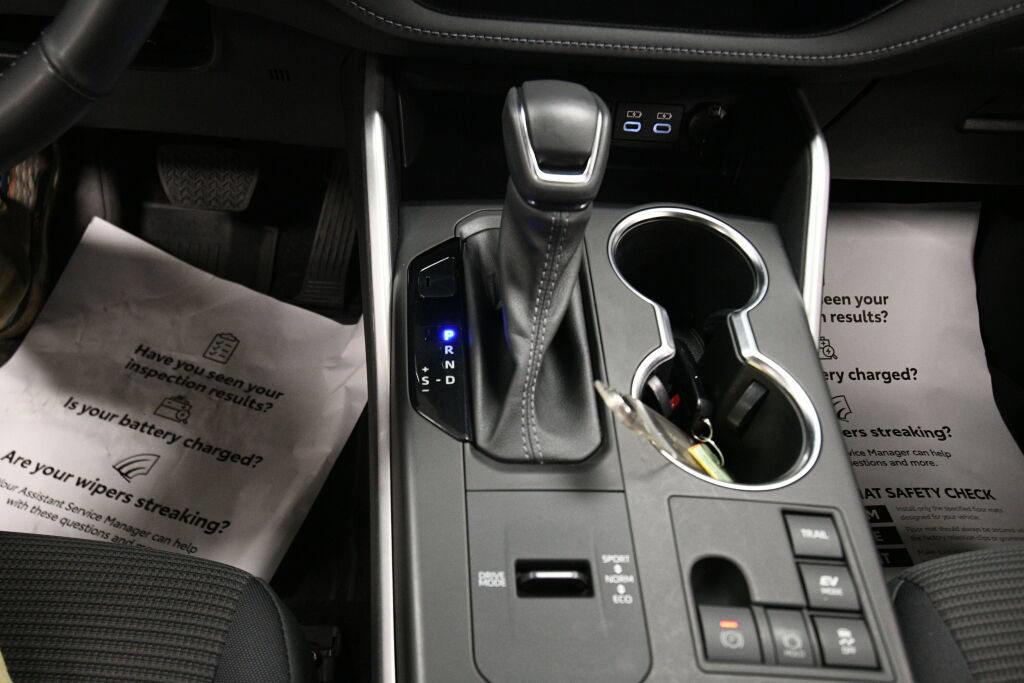 Used 2023 Toyota Highlander LE AWD/4WD image 17