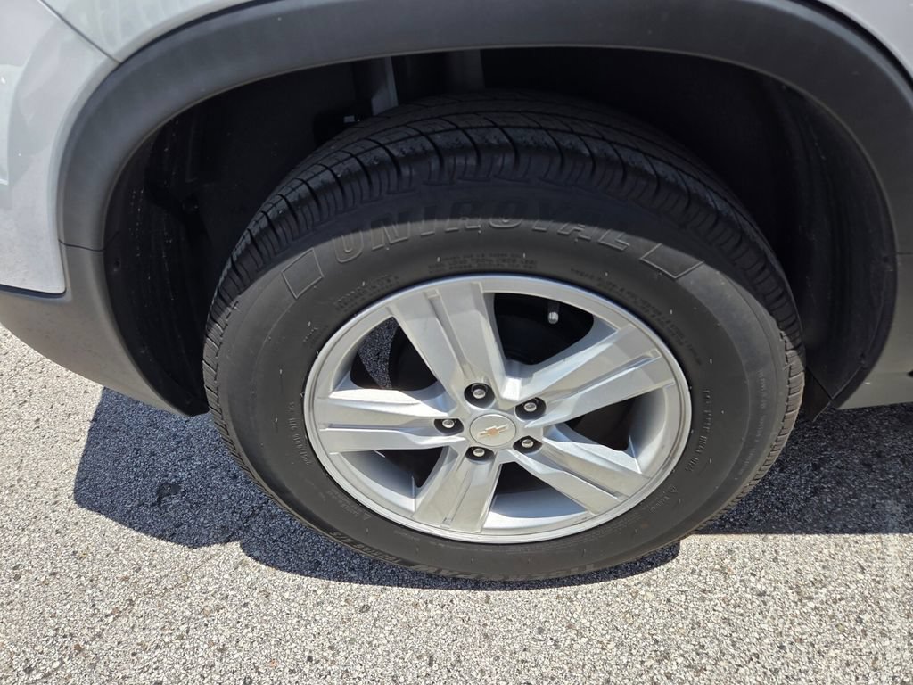 Used 2022 Chevrolet Trax LS w/ Tint and Cruise Package FWD image 4