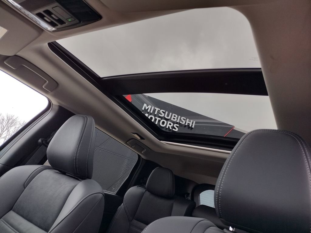 New 2026 Mitsubishi Outlander SE image 3