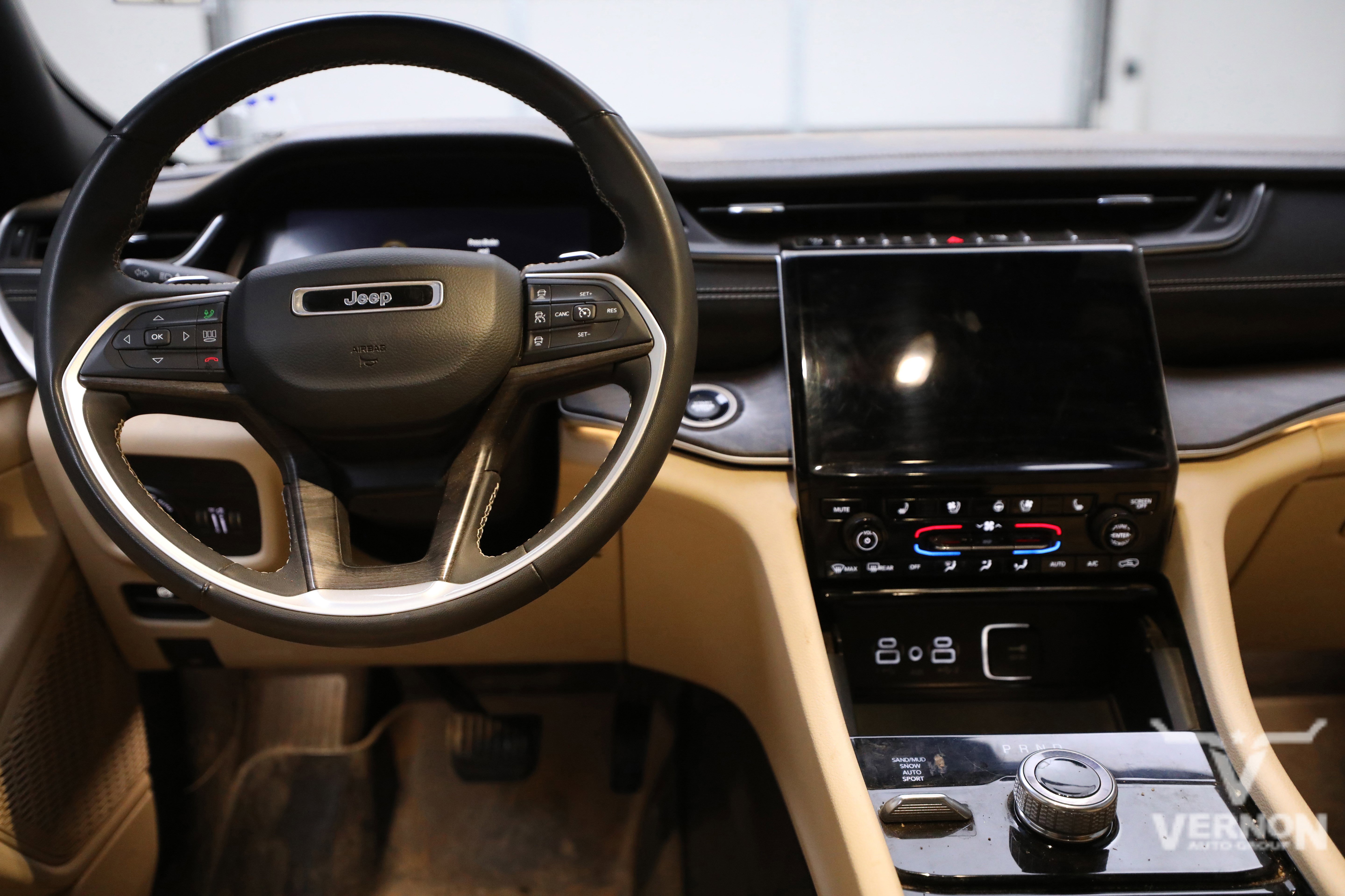 Used 2023 Jeep Grand Cherokee Limited w/ Luxury Tech Group II image 9