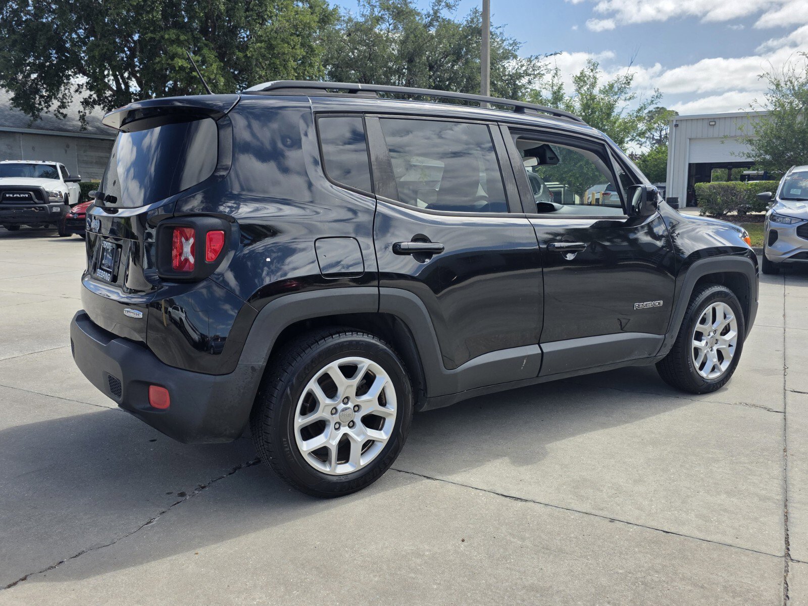 Used 2016 Jeep Renegade Latitude FWD image 5