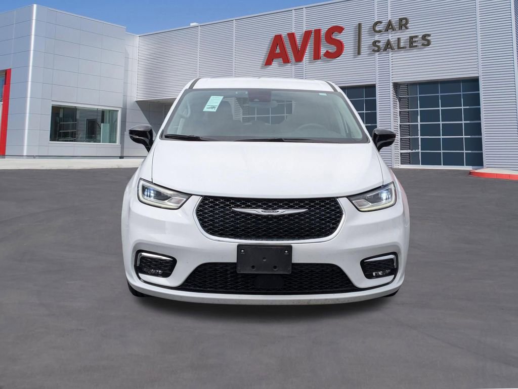 Used 2024 Chrysler Pacifica Touring-L image 2