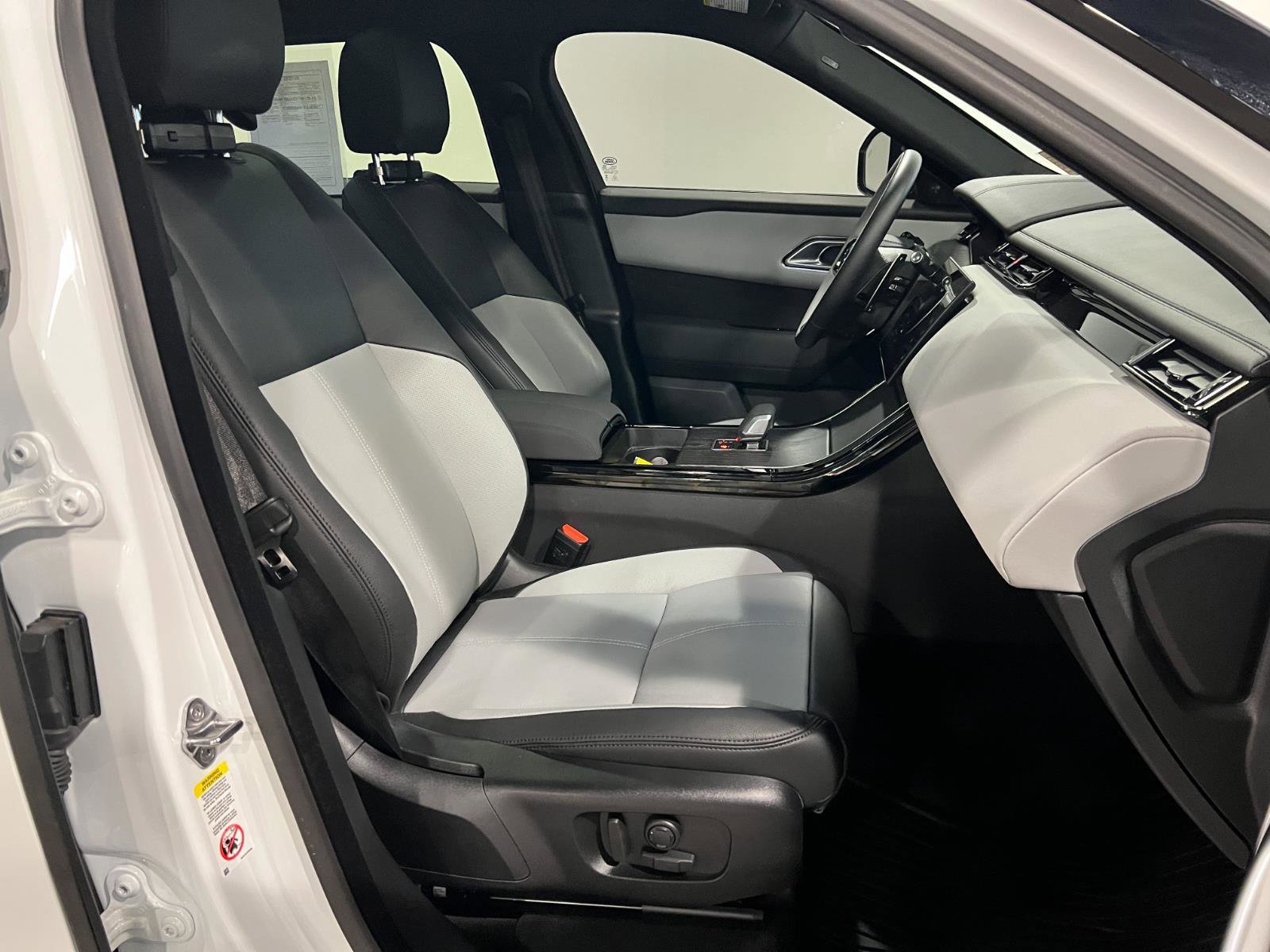 Used 2026 Land Rover Range Rover Velar Dynamic SE image 36