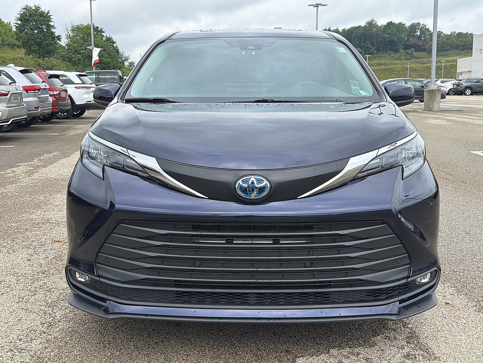 Used 2025 Toyota Sienna XLE FWD image 2
