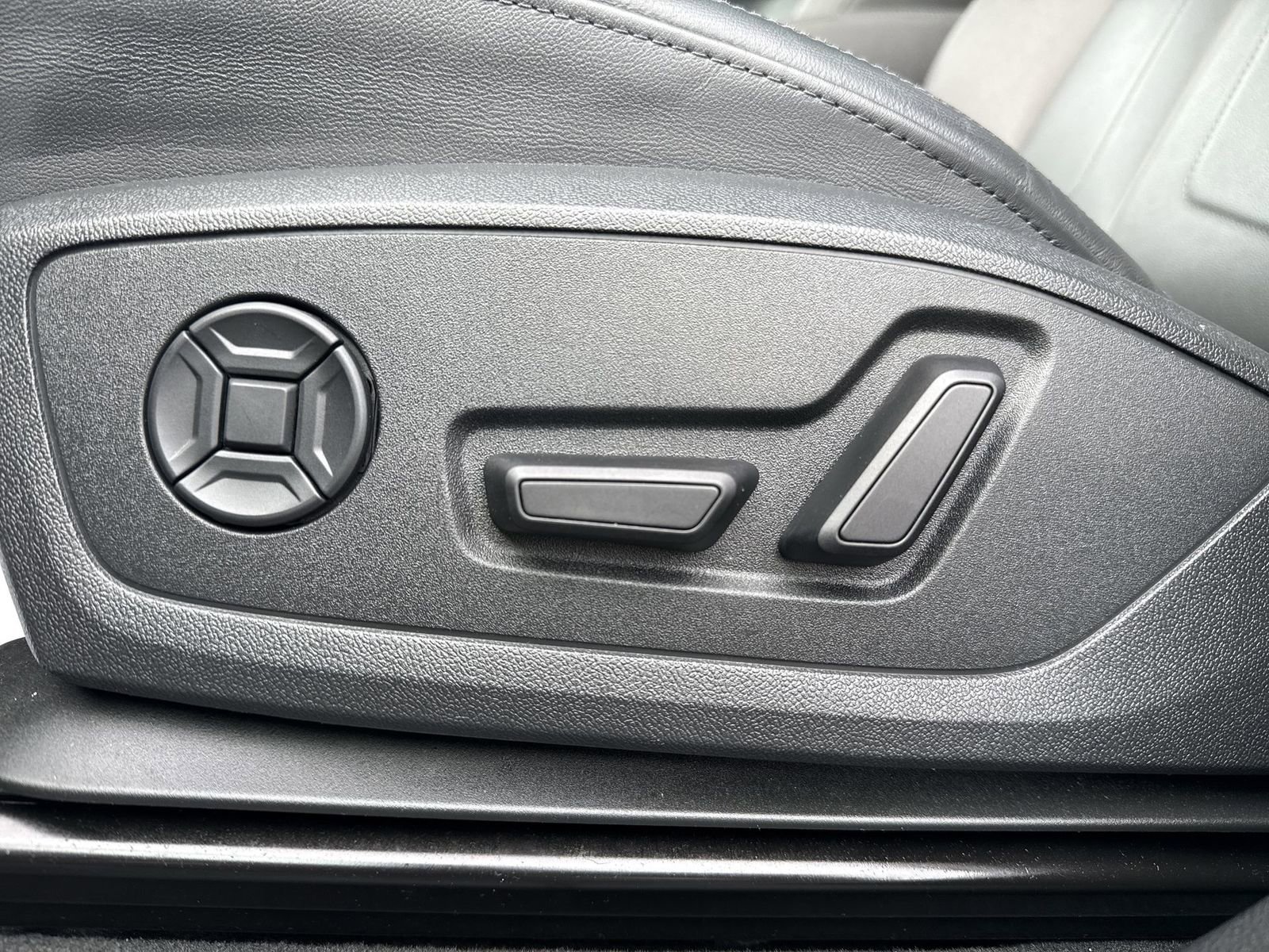 Used 2025 Audi Q3 2.0T Premium image 13