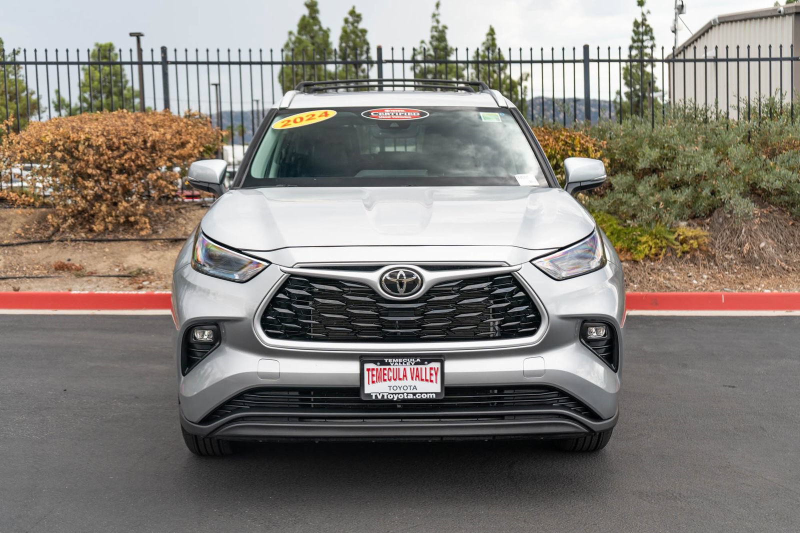 Used 2024 Toyota Highlander XLE FWD image 2